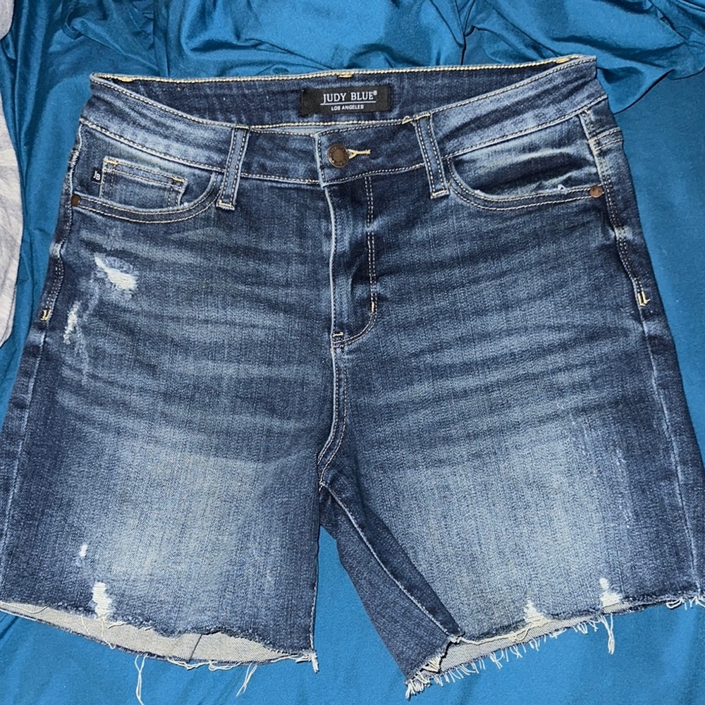 Judy Blue Ripped Denim Shorts in Dark Blue